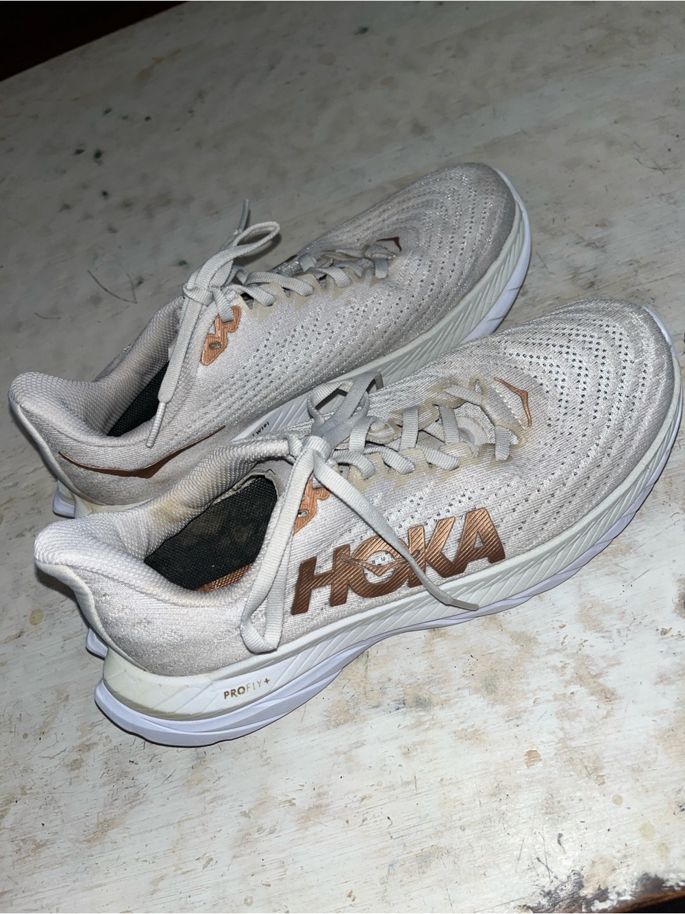 HOKA Mach 5 daily road running trainers in the "White / Copper" colorway | 8B